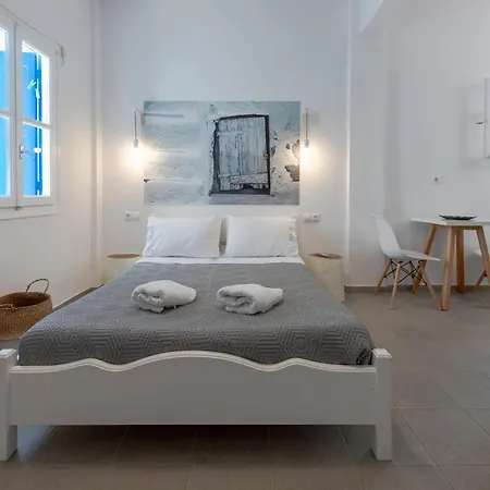 Апартаменты White And Grey Chora *